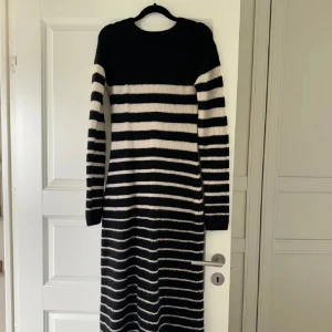 Randik ribbad klänning - H&M - Säljer min klänning som endast är testad. Storlek S. 