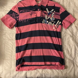 Desigual piké  - Sitter bra på mig som är smal och 180