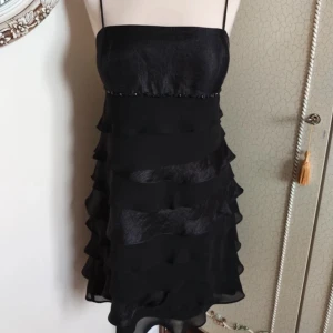 Unik klänning - Super fin klänning från S.L. Fashions i storlek S. Unik och i bra skick. Skriv om du har några frågor!💕