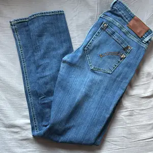 Säljer dessa feta dondup jeans!🤩 Storlek är 31 och sitter riktigt fint😍 Färg är blå och de är i riktigt fint skick! Nypris: Ca 3000 kr