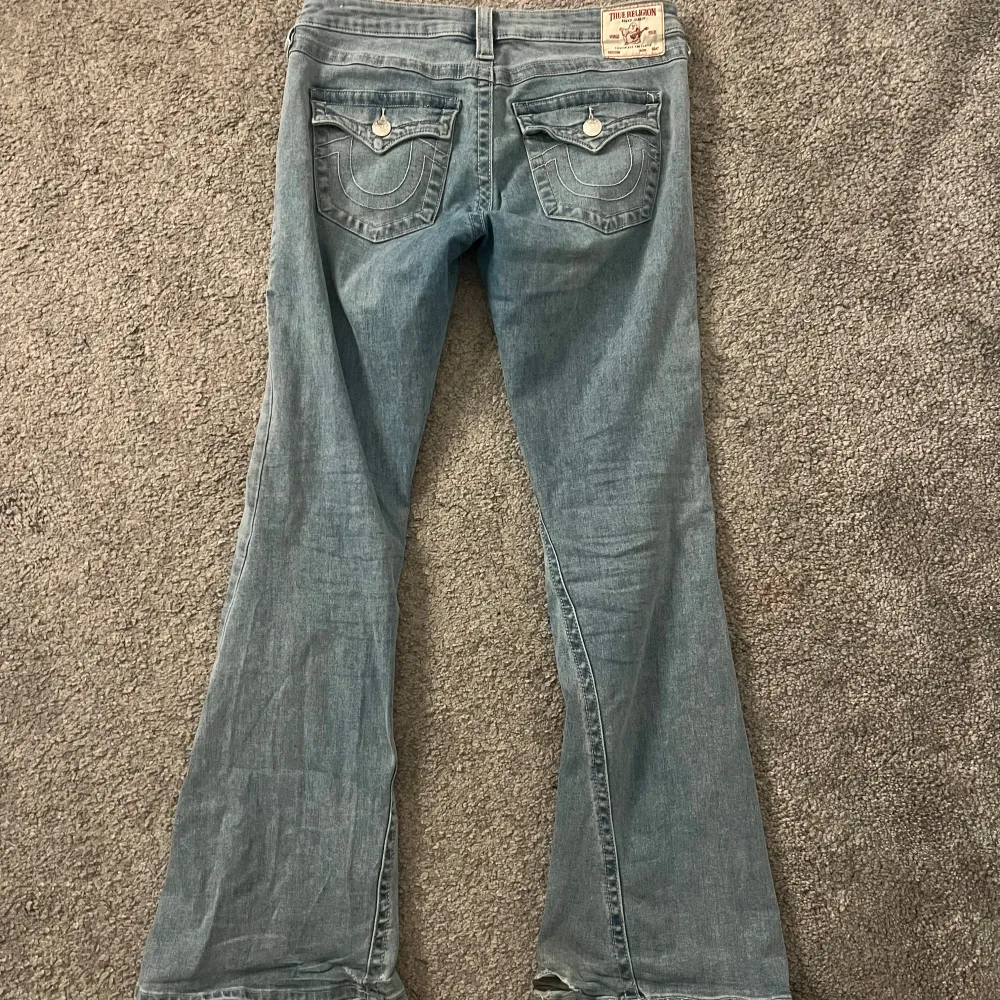 Lowwaist true religion jeans, stl s/m. Använda ett fåtal gånger men har en slitnad längst ner.. Jeans & Byxor.