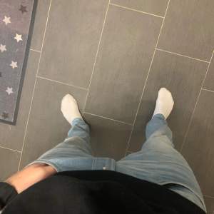 Replay anbass jeans i nyskick köpte de nydligen men passade inte hann och slita dän prislappen och det syns även på stolekslappen. Dessa är storlek 30 och passar mig som är 180 sitter bra inte för skinny. Jeans av kvalitet som många använder.