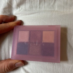 Väldigt fin caia palett från kollektionen med MTV. - Väldigt fin caia palett från kollektionen med MTV. Knappt använd och väldigt fina och snygga färger med glitter och skimmer. Som ny✨