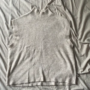 Strickad väst  - Stickad väst från vero moda i storlek M, helt oanvänd