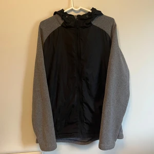 Snygg cardigan - Riktigt fräsch cardigan med luva. Den är i fint skick, storlek 48 vilken motsvarar ungefär M. Skriv vid minsta intresse, pris kan diskuteras vid smidig affär 😀