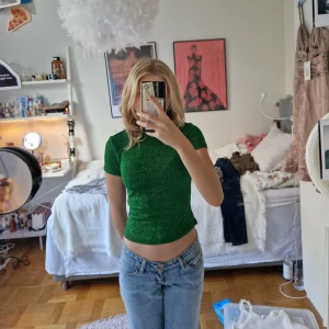Grönglittrig t-shirt - Grönglittrig t-shirt från monki i stolek xs
