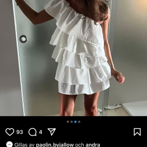 Vit offshoulder klänning - Säljer nu min superfina studentklänning som är vit offshoulder med volanger. Den är ifrån Anielle_label på instagram och är mycket populär🩷 Den är i storlek XS och är sydd för mig som är 163! Säljer för 800kr, nypris 1400kr🩷Kan möjligtvis sänka priset🩷
