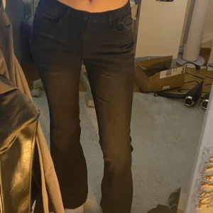 Mörkgrå bootcut jeans - Snygga mörkgrå/svarta jeans i storlek S🤗Jag är 173 och de är bra längd på mig💓
