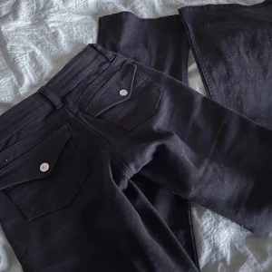 Lågmidjade jeans  - Lågmidjade jeans från HM stl 34, inga defekter och inte mycket använda💕