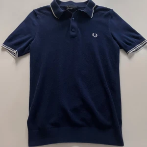 Mörkblå pikétröja från Fred Perry - Fred perry pike. Färg: mörkblå Storlek: xs passar om man är runt 170cm. Skick: 10/10 som ny. Pris: 350 men kan diskuteras. Alla frågar svara på. 