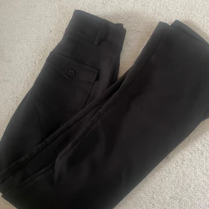 kostymbyxor  - Helt nya kostymbyxor ifrån Gina Tricot. Dom var för små för mig men jag kunde inte lämna tillbaka! Dom är alltså aldrig använda eller tvättade. Köparen står för frakt!