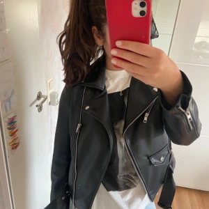 Skinnjacka - Skinnjacka från Zara i  bra skick, storlek XS. Säljer för  250kr, nypris var 559kr. Använd få gånger. Finns ej att köpa längre. Pris kan diskuteras.