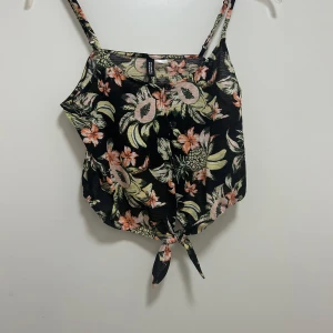 Gulligt linne/blus - Jättesöt linne/blus. Inga defekter och inga problem. Linnet är ganska kort framtill men kortare i ryggen. Jätteskönt inför sommaren och den gör en aldrig besviken!