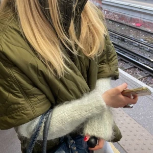 H&m cape - Säljer den populära slutsålda från H&m! Storlek S, i mycket bra skick förutom att den har fläckar på framsidan, detta syns dock inte när man har på sig den (har därför använt den endå☺️) kolla bild 4! 