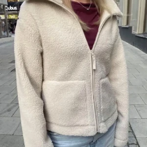 H&M Beige Teddy Jacka  - Superfin och slutsåld beige teddy jacka från H&M!! Den är helt ny och aldrig använd!💗💗