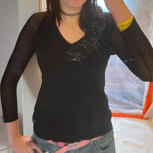 Långärmad tröja med lite detaljer - Den är väldigt mysig i materialet jag har aldrig använt den (obs den är handlad second hand så lappen är trasig)