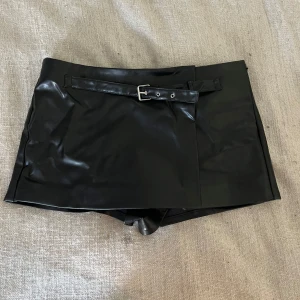 Skorts- Zara - Skorts i skinnimitation från Zara i strl L. Jätte bra skick och har enbart används en gång