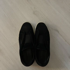 Arigato clean 360 laceless - Säljer mina arigato mocka skor, stl 41. De är lite slitna bak i sulan annars inga problem. Finns i kävlinge. Kan fraktas.   PRIS KAN DISKUTERAS