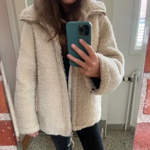Fluffig jacka - Säljer min fluffiga jacka från ARKET som är köpt på plick. Den är i bra skick och använd ett fåtal gånger❣️(Inte mina bilder)