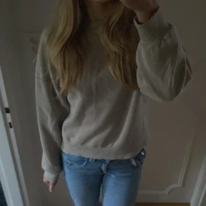 Beige tjocktröja  - Säljer denna jätte fina tjock tröjan från gina tricot då jag inte får användning av den längre. Passar perfekt till ett par jeans och nu till hösten 🍁🍁Bra skick då en använts fåtal gånger 💕💕