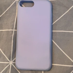 Iphone skal - Mobilskal till en iphone 8 plus. Lite annan färg på kanterna annars är skalet helt och ändå ganska fint skick ävne fast sidorna är lite mörkare. 