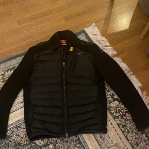 Parajumper jacka  - En parajumper jacka i storlek M har aldrig använt den innan den är helt ny och var för stor för mig 