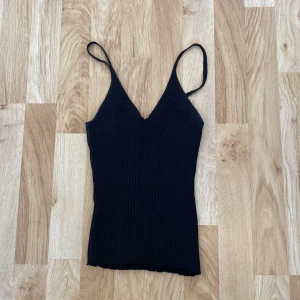 Svart elastisk linne - Väldigt fin elegant linne, använder alltid den på semester, då den är luftig och skön. Kan okså användas på vintern med en kofta över :)❄️❄️