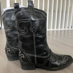 Slutsålda Public Desire western boots - Säljer mina slutsålda Public Desire western boots i nyckick. Jättesköna boots perfekta till både byxor, kjol & klänning. 