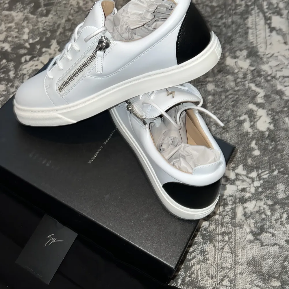 Säljer dessa Giuseppe Zanotti skor som är helt nya och fräscha aldrig använda, Säljer pga av fel storlek och ej möjlighet till retur, box och kvitto finns, Ny pris på dessa skor är 6 541kr . Skor.