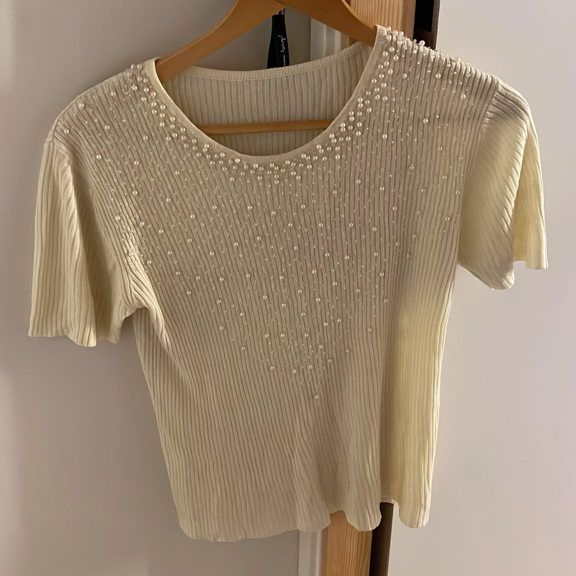 Fin gul tröja med pärlor 