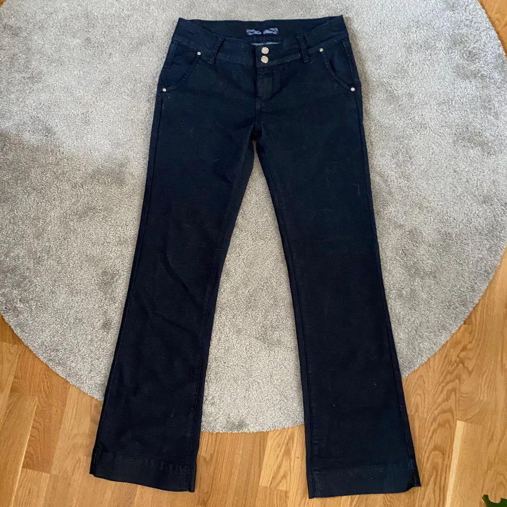 Säljer dessa jätte snygga lågmidjade jeans för att de är för stora! Köpta här på Plick men har bara använt en gång. De är i jättebra skick men är lite slitna längst ner på byxbenen. Tryck köp nu och skriv gärna vid funderingar💗. Jeans & Byxor.