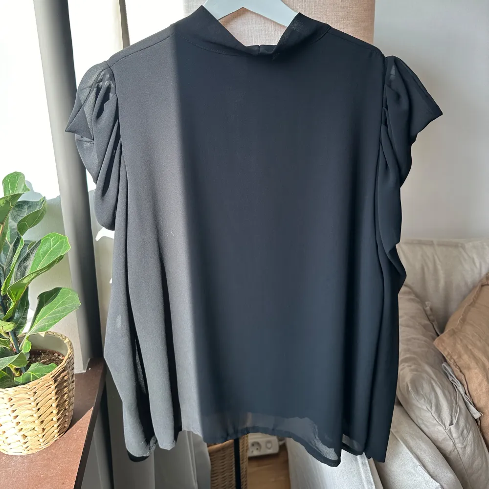 Svart blus. Blusar.