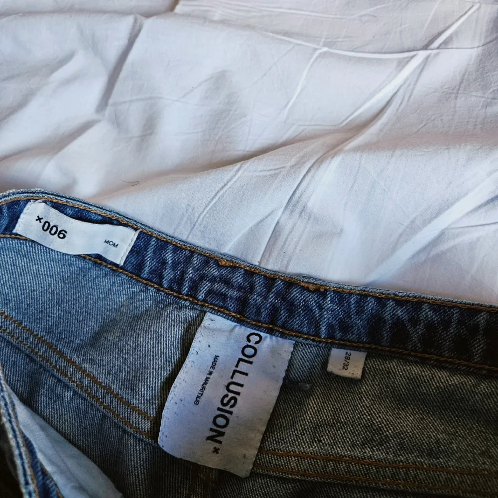 Ett par högmidjade jeans i storlek 28/32. Använda men bra skick!  Midja: 36 cm Ytterbenlängd: 102 cm Innerbenlängd: 72 cm. Jeans & Byxor.