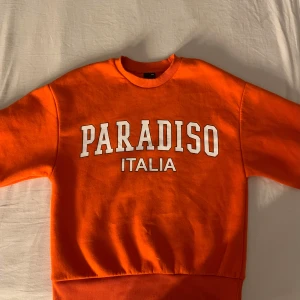 Collage tröja - Fin tröja från Ginatricot använd några gånger men fortfarande fint skick.💗