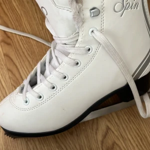 Skridskor - Bra skick på skridskor i storlek 34.