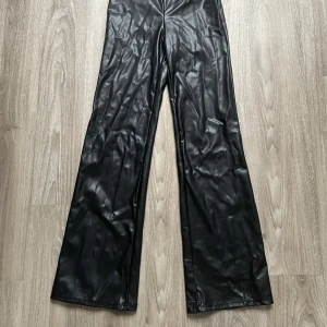 Skinnbyxor - Snygga sköna skinnbyxor från H&Ms barnavdelningen. Köpta på rea. Högmidjade men om man viker ner blir de lågmidjade. Inga fickor. 