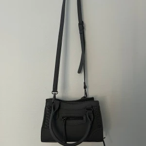 Grå väska  - Helt oanvänd grå väska. 