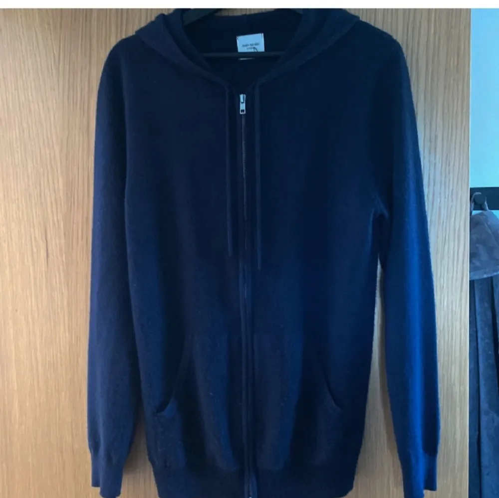 Säljer en mörkblå cashmere zip hoodie från John Henric i storlek Medium. Den är lite nopprig annars i mycket fint skick. Hör av dig vid minsta fundering!. Hoodies.