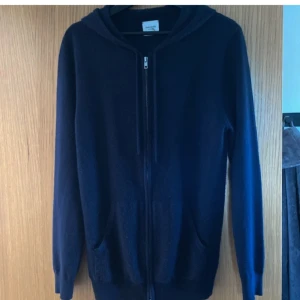 John Henric Kashmir zip hoodie - Säljer en mörkblå cashmere zip hoodie från John Henric i storlek Medium. Den är lite nopprig annars i mycket fint skick. Hör av dig vid minsta fundering!