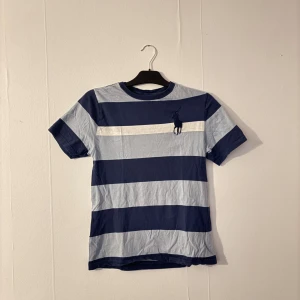 Ralph Lauren T-shirt randig - Syns att tröjan har används men inga synliga skador. Skick 7/10 Mått: Längd: ca 60cm Axelbredd: ca 38cm