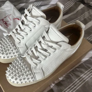 Christian Louboutin skor herr  - Hjälper min pojkvän att sälja sina Christian Louboutin skor i storlek 42. Använda ett fåtal gånger därav i väldigt bra skick! Köpta på Mytheresa för 8 600 kr, orderbekräftelse finns ifall man vill se. Pris går att diskuteras! Skriv innan köp‼️