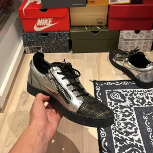 Giuseppe Zanotti  - Säljer ett par feta och unika Giuseppe, perfekt för det som vill sticka ut. Nypris på dessa är mellan 7000-8000. Några repor på sidan av skon. Priset är diskuterbart och vid minsta fråga är det bara att höra av dig.  Med vänlig hälsning, Morris