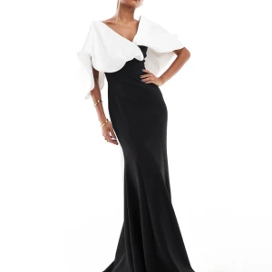 Svart långklänning - Säljer en superfin och unik maxiklänning från Asos i storlek 36, då den tyvärr var för stor för mig🥲Slutsåld på hemsidan. Perfekt som balklänning om man vill stå ut! Bilder plockade från hemsidan, kontakta mig för egna bilder🥰Nypris 1879