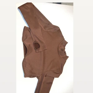 Långärmad brun tröja med en brun väst  - En fin långärmad brun tröja som man kan kombinera tillsammans med en brun väst😍🙌🏼