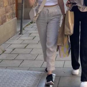 Linnebyxor  - Säljer ett par linnebyxor från HM! Lite kortare i längden och jag är 166✨ Bra skick (trådar som defekt på bild 2&3) 