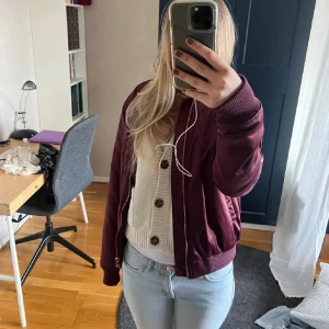  Vinröd Bomberjacka - Såååå snygg bomberjacka i vinrött, jättesnygg nu till hösten❣️❣️ har endast testat den då den var lite lång i armarna🩷🩷 (lånade bilder av tjejen jag köpte jackan av på Plick)
