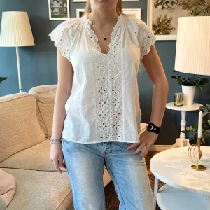 Vit blus  - Söt vit blus med detaljer 💖sitter som storlek XS/S 