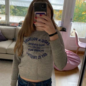 Zadig Voltaire tröja  - Säljer denna jätte söta Zadig Voltaire tjock tröjan som tycärr har blivit för liten. Använda några fåtal gånger men är som i nyskick. Köpt för 500 kr och säljer för 200 kr💕💕