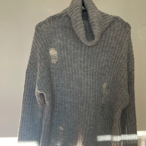 Stickad tröja med polokrage  - Mysig och modern tröja i bra skick  Storlek 170. Passar S 