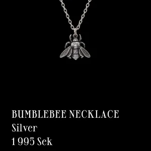 Maria Nilsdotter Halsband  - Säljer nu ett av mina fina Maria Nilsdotter halsband då det ej kommit till användning. Nästan aldrig använt, kom privat för fler bilder. Box osv medföljer. 🤍